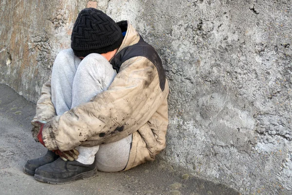 Femeie Murdară Fără Adăpost Stând Sub Perete Gri Îmbrățișându Picioarele — Fotografie, imagine de stoc