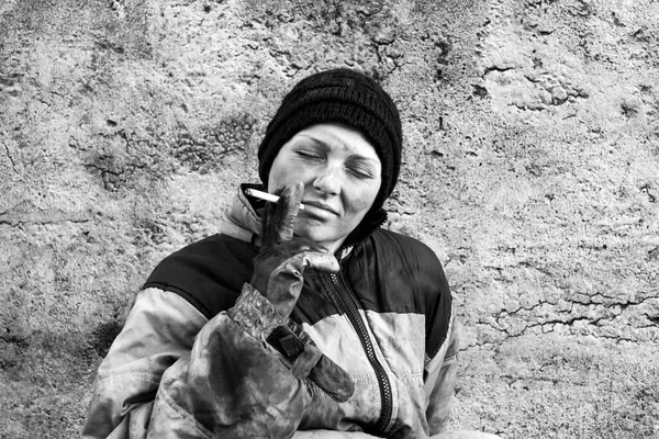 Грязная Бездомная Женщина Сидит Сигаретой Руках — стоковое фото