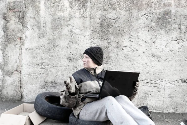 Femeia Murdară Fără Adăpost Stând Laptopul Poală — Fotografie, imagine de stoc