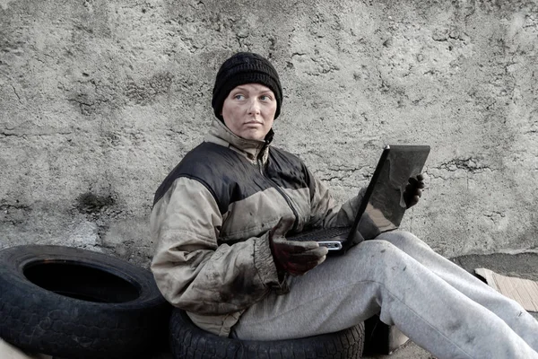 Femeia Murdară Fără Adăpost Stând Laptopul Poală — Fotografie, imagine de stoc