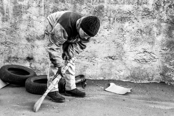 Femeie Murdară Fără Adăpost Curăţă Casa Fotografie Incolor — Fotografie, imagine de stoc