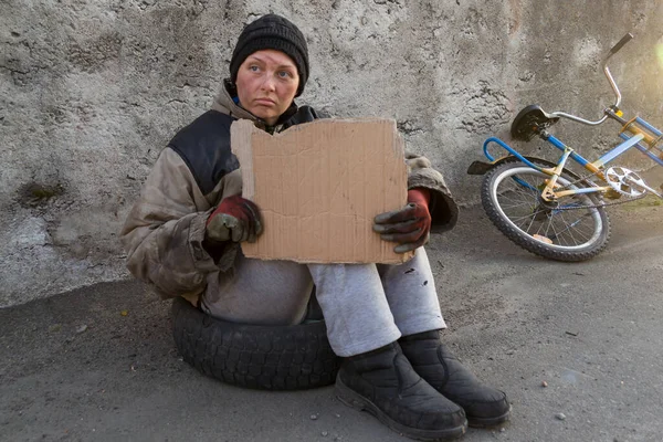 Hemlösa Smutsiga Kvinna Sitter Och Ber Förbipasserande Hjälp — Stockfoto