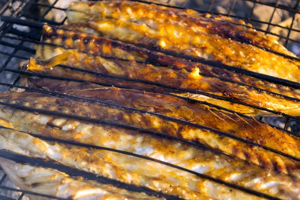 Baked Mackerel Fish Fire Mesh Grill — Stock Photo, Image