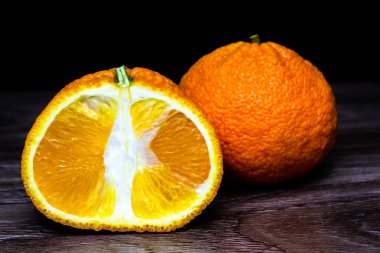 Sulu mandalina ve yarısı ahşap bir arka planda