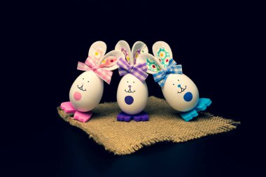 Paskalya yumurtaları. Peçetedeki Paskalya tavşanı. Paskalya sembolizmi Siyah arkaplan