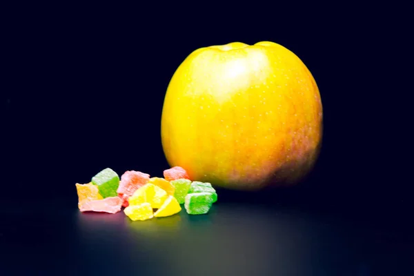 Appel Met Een Roze Kant Gekonfijte Vruchten Een Zwarte Achtergrond — Stockfoto