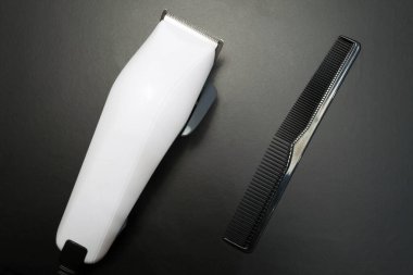 Profesyonel kuaför, saç kesme makinesi, saç kesme makinesi, siyah arka planda saç kesimi için aksesuarlar.