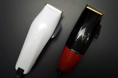 Profesyonel kuaför, saç kesme makinesi, saç kesme makinesi, siyah arka planda saç kesimi için aksesuarlar.