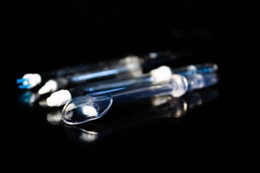 Diş ve oral bakım ürünleri. Diş temizliği ve ağız boşluğu. Siyah arka plan.