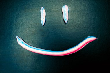 Diş ve oral bakım ürünleri. Diş temizliği ve ağız boşluğu. Diş macunu. Siyah arkaplan