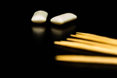 Diş ve oral bakım ürünleri. Diş temizliği ve ağız boşluğu. Siyah arkaplan