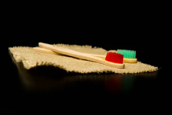 ナプキンに木製の歯ブラシ 歯科および口腔ケア製品 歯や口腔の衛生 — ストック写真