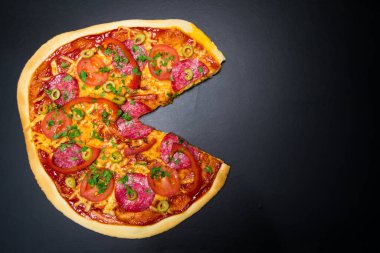 Peynirli ve kiraz domatesli lezzetli pizza. Ahşap masa üzerinde, arka planda.