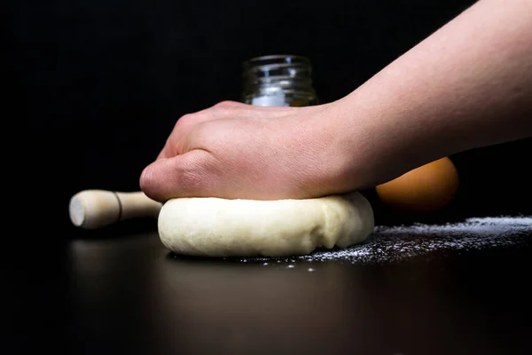 Mão Amassa Massa Farinha Fundo Preto Rolo Pino Óleo Girassol — Fotografia de Stock