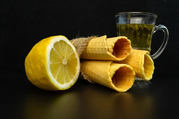 Rollos Oblea Con Leche Condensada Limón Una Taza Sobre Fondo — Foto de Stock