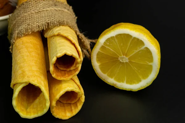 Rollos Oblea Con Leche Condensada Limón Sobre Fondo Negro — Foto de Stock