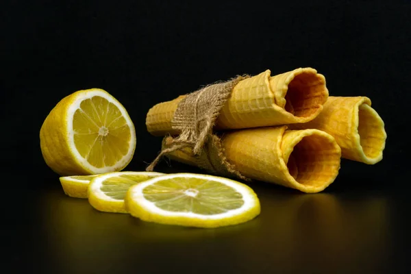 Rollos Oblea Con Leche Condensada Limón Sobre Fondo Negro — Foto de Stock
