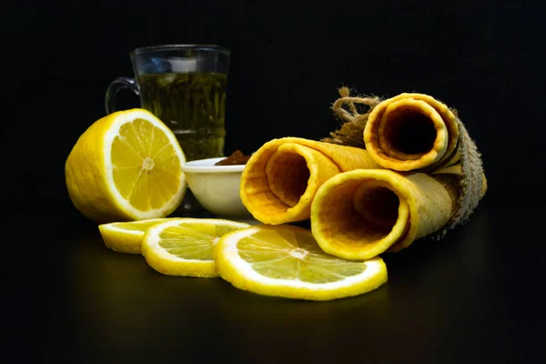 Rollos Oblea Con Leche Condensada Limón Una Taza Sobre Fondo — Foto de Stock