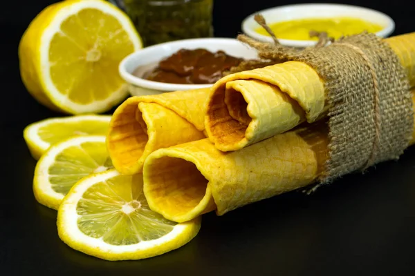 Rollos Oblea Con Leche Condensada Limón Sobre Fondo Negro — Foto de Stock