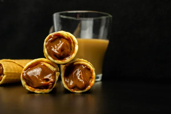 Rollos Oblea Con Leche Condensada Una Taza Cacao Sobre Fondo — Foto de Stock