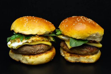 Siyah arka planda hamburger, abur cubur.