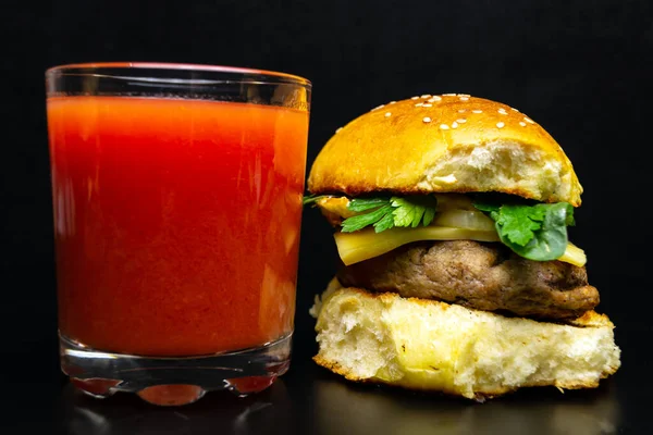 Hamburger Een Glas Tomatensap Een Zwarte Achtergrond Junk Food — Stockfoto