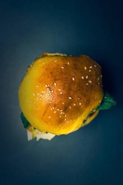 Гамбургер Черном Фоне Фастфуд — стоковое фото