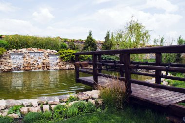 Göletin yanında akan taşlarla, şelale insanlar tarafından yapılır.