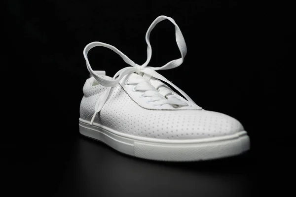 Zapatillas Blancas Sobre Fondo Negro Zapatos Deportivos — Foto de Stock
