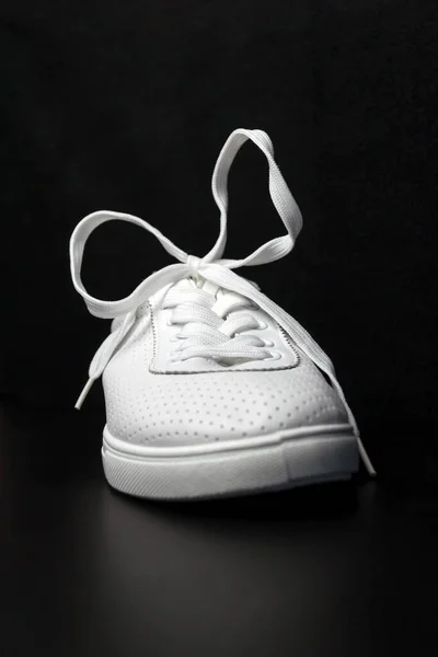 Sapatilhas Brancas Fundo Preto Sapatos Desportivos — Fotografia de Stock