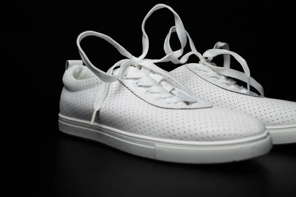 Baskets Blanches Sur Fond Noir Chaussures Sport — Photo