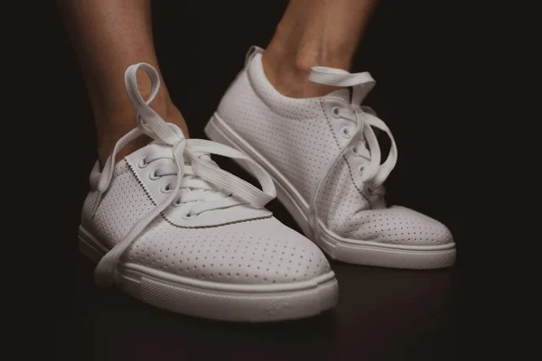 Beyaz Spor Ayakkabılar Siyah Arka Planda Bacakları Üzerine Giyilir Spor — Stok fotoğraf