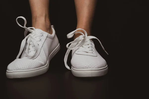 Tênis Brancos Estão Vestidos Com Pernas Fundo Preto Sapatos Desportivos — Fotografia de Stock