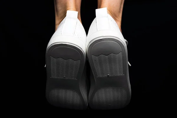 Białe Trampki Ubrane Nogi Czarnym Tle Obuwie Sportowe — Zdjęcie stockowe