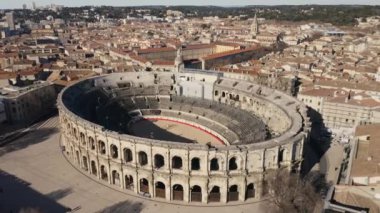 Anteni isim arenasında gezen Roma amfitiyatrosunun güneşli kış günüdür.