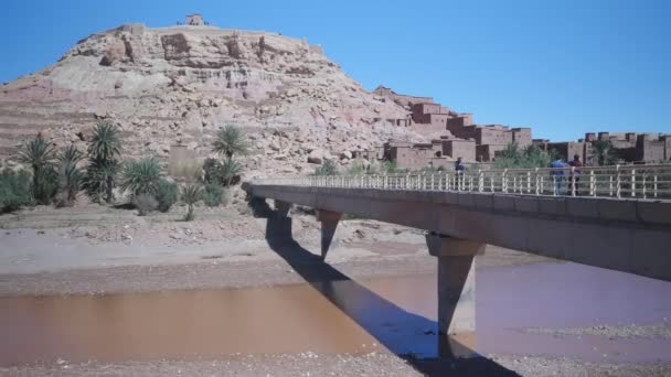 そこには橋と丘がありますベン ハドゥー アウアラザテ州モロッコ — ストック動画
