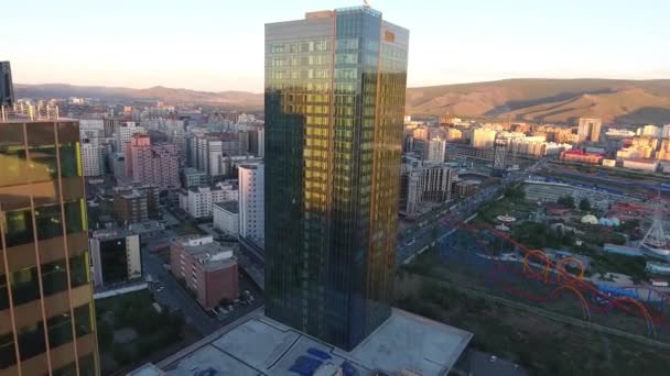 Antenne Drohne Geschossen Nahaufnahme Glasigen Luxuriösen Gebäude Bei Sonnenuntergang Mongolei — Stockvideo