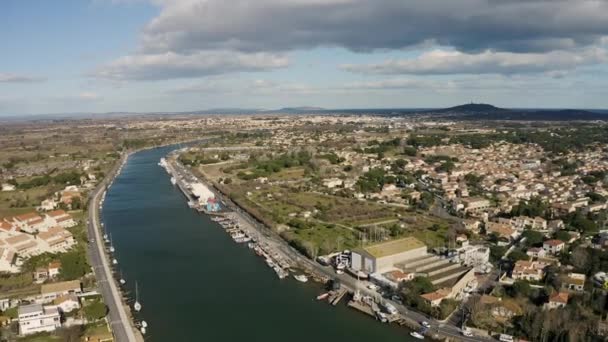 Antenn Tillbaka Reser Över Herault Floden Och Medelhavet Havet Camping — Stockvideo