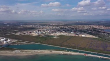 Hava soldan sağa, endüstriyel bir gaz ve petrol depolama tankının üzerinden geçiyor. Fransa güneşli bir günde.