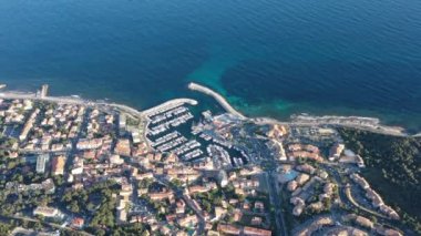 Sausset les Pins 'e doğru uçan hava çekimi. Akdeniz kıyısındaki yerleşim alanı. Fransa' nın yaz günbatımı.