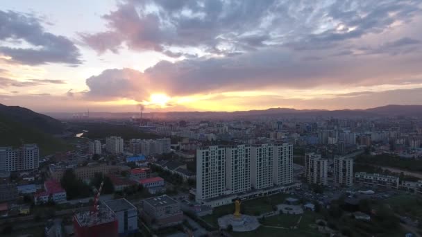 乌兰湾 蒙哥里亚建筑和河流日落时的无人驾驶飞机射击 — 图库视频影像