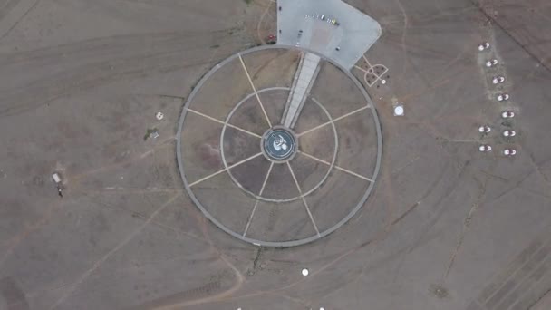 Letecký Dron Výstřel Letí Vysoko Nad Genghis Chán Jezdecká Socha — Stock video