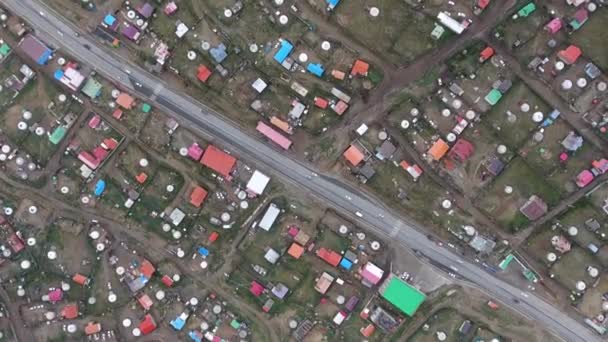 乌兰巴托贫困地区顶部对角线公路上的无人驾驶飞机发射 — 图库视频影像