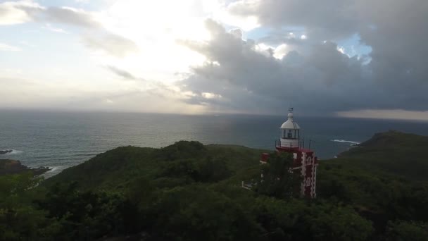Αεροπλάνο Drone Δίπλα Ένα Κόκκινο Και Άσπρο Φάρο Στο Martinique — Αρχείο Βίντεο