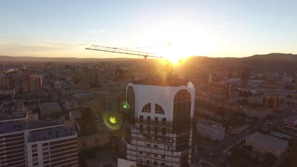 Letecký Bezpilotní Snímek Jeřábu Budově Výstavbě Mongolsku Při Západu Slunce — Stock video