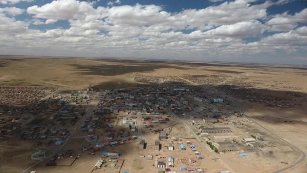 Captura Aérea Drones Pueblo Desierto Con Sombras Nubes — Vídeo de stock