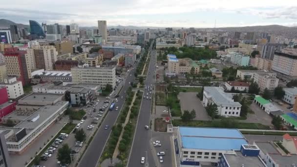 乌拉圭人空中无人驾驶飞机射击 沿着市中心的公路飞行 — 图库视频影像