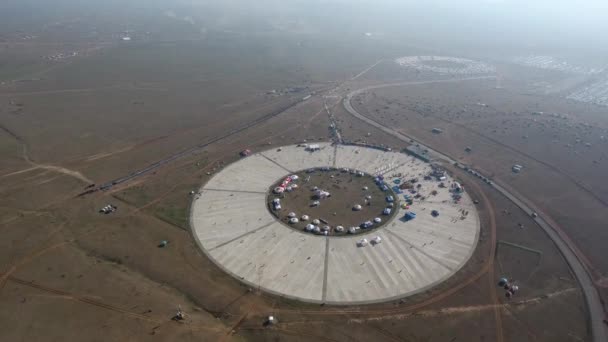 在蒙古阳光灿烂的日子里 空中无人驾驶飞机拍摄了头像纳丹节 — 图库视频影像