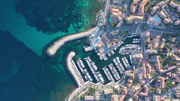 Luftaufnahme Von Wurst Les Pins Hafen Mediterrane Stadt Wohngebiet Sonnenuntergang — Stockvideo