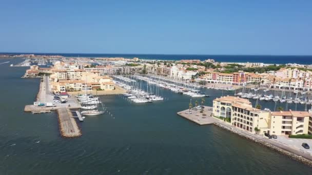 Luftaufnahme Von Port Leucate Mit Mittelmeer Hintergrund Sonniger Tag Frankreich — Stockvideo